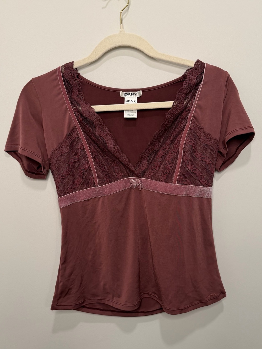 DKNY Mauve Lace Velvet Trim Short Sleeve Top Womens Size Small V-Neck Pullover